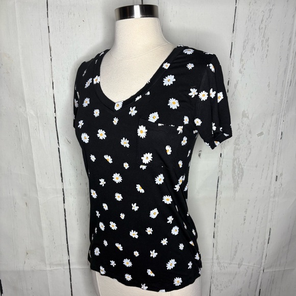 No Boundaries Black Daisy Print Women's Tee - Picture 3 of 6